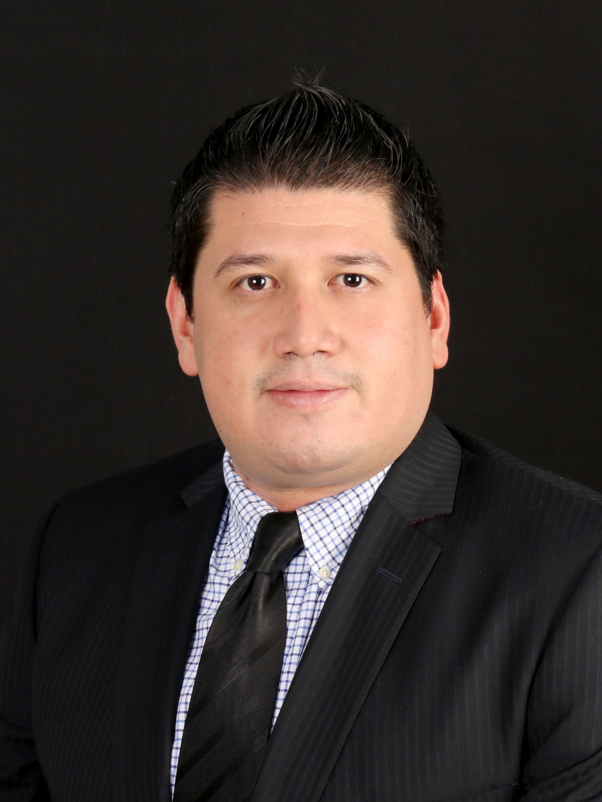 Doctor Juan Manuel, foto de perfil con fondo negro