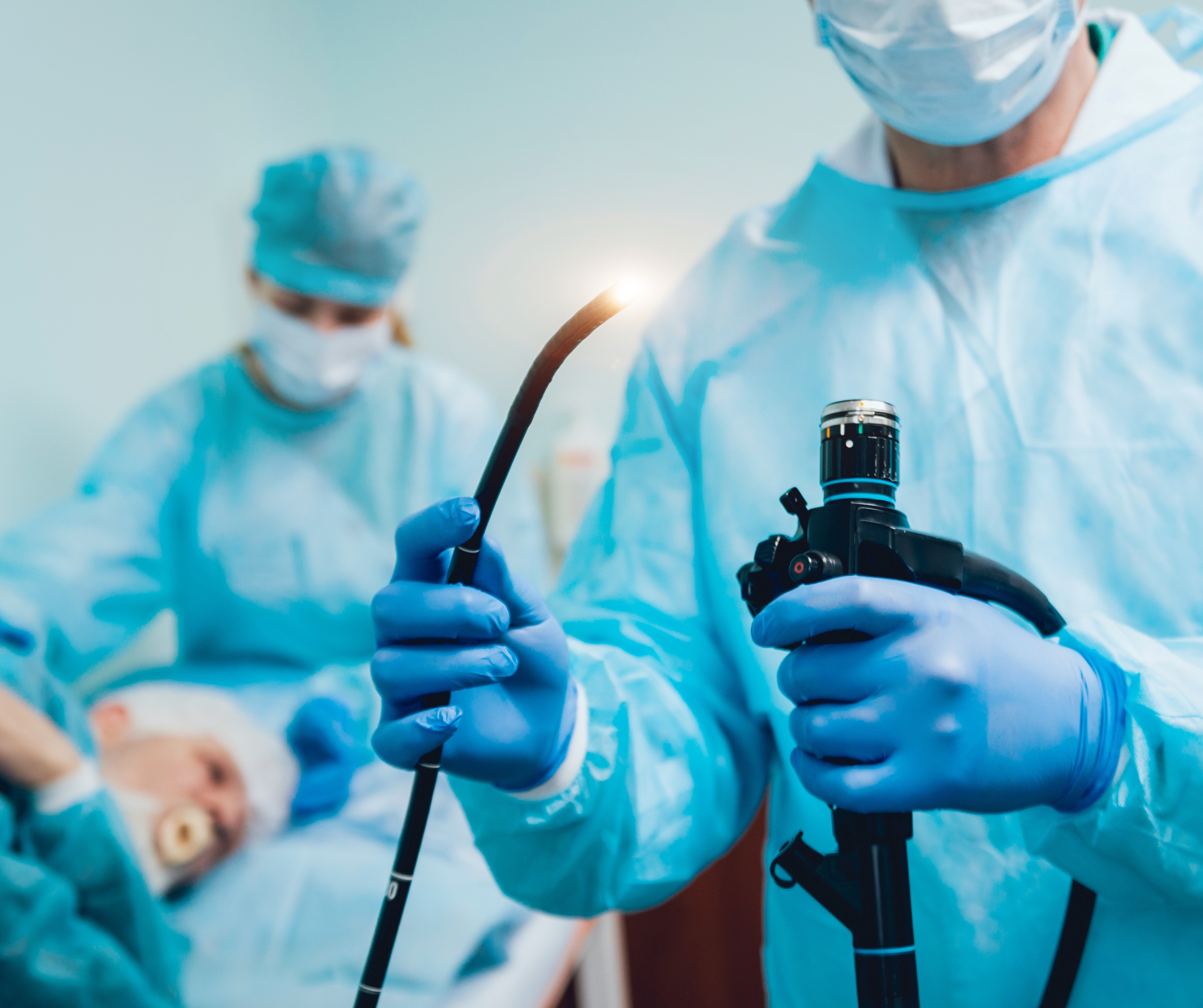 endoscopio en manos de doctor