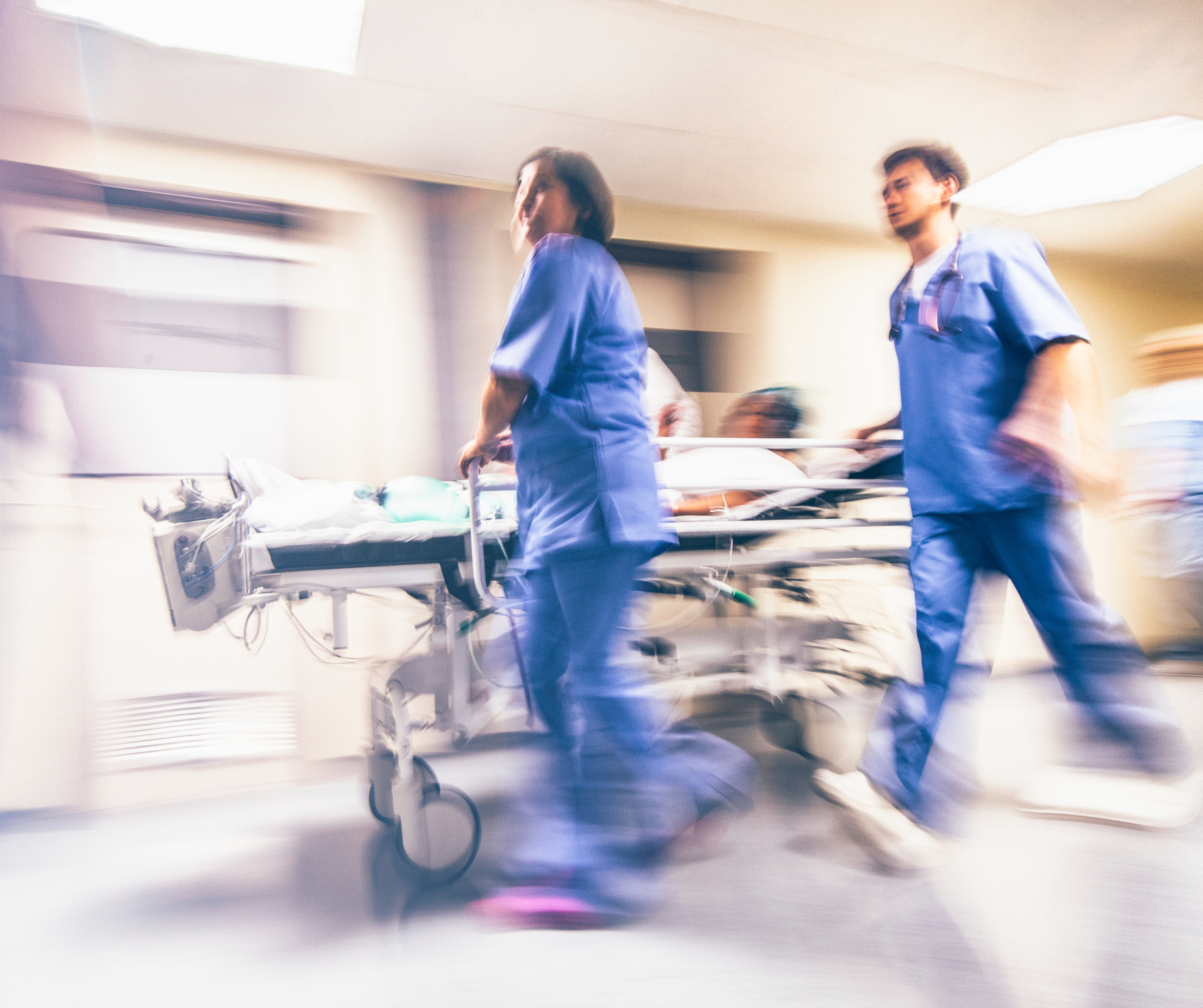 doctores corriendo con una camilla de emergencia